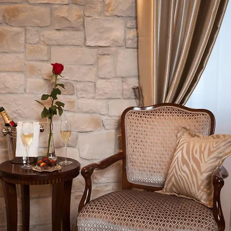 Priska Heritage (adults Only) Split