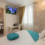 בית הארחה Priska Heritage (adults Only) 4*