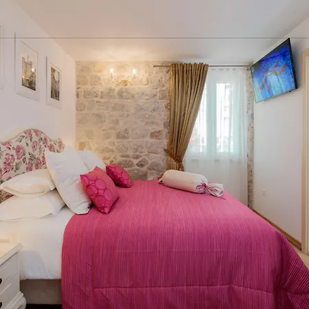 בית הארחה Priska Heritage (adults Only) 4*