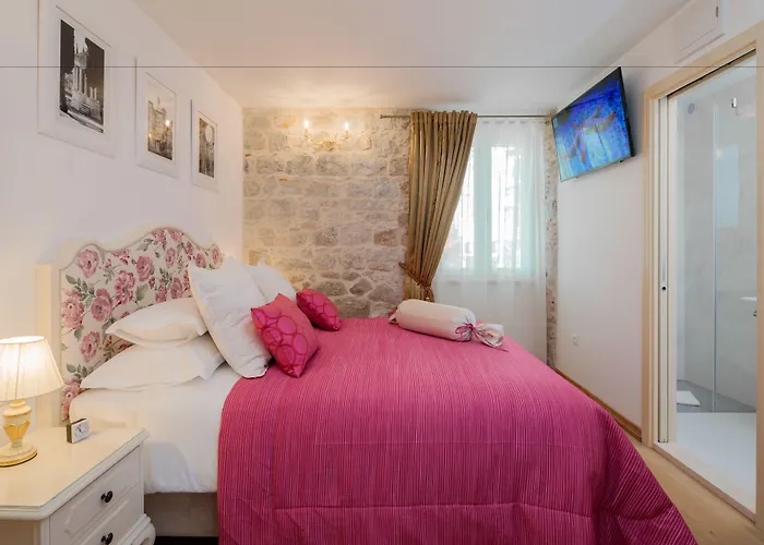 בית הארחה Priska Heritage (adults Only) 4*